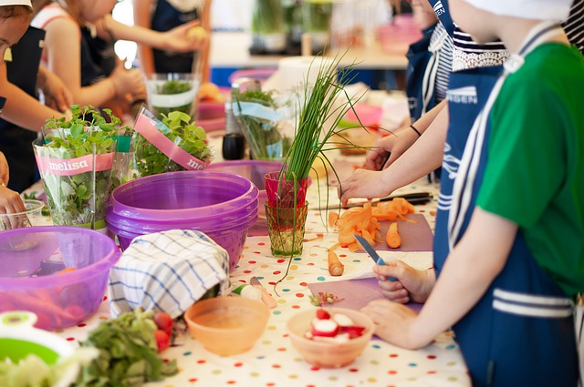 How to develop healthy eating habit for children: encourage in kitchen garden