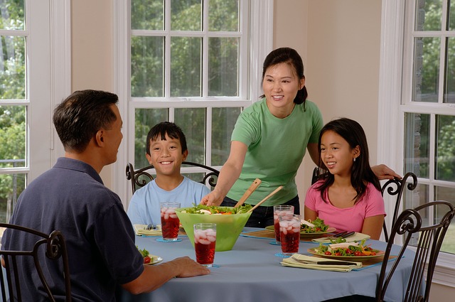 How to develop healthy eating habit for children: meal time is fun time