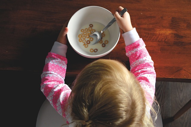 How to develop healthy eating habit for children: kids eat on your own