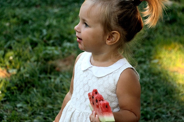 How to develop healthy eating habit for children: encourage eating fruits as snacks