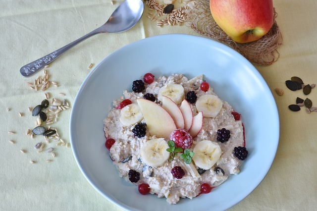 10 Indian Breakfast Ideas for Hypertension- oats with milk and fruit