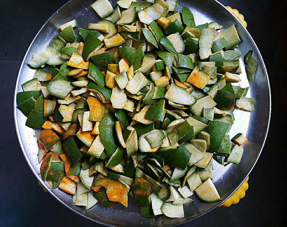 Throwing the green mango peel? Stop and let's start utilizing this common kitchen waste to make yummy chikki. Surprised? Follow the recipe - raw mango peel chikki.1